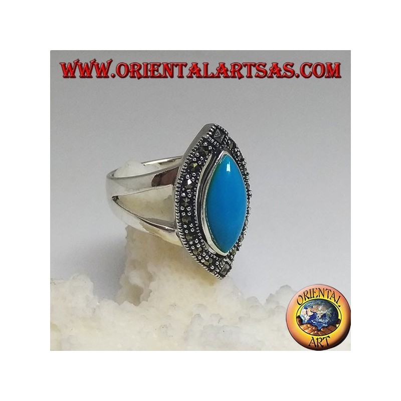 Bague en argent, avec navette taille cabochon turquoise entourée de marcassite