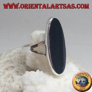 Bague en argent avec onyx ovale allongé sur un cadre lisse avec deux crochets latéraux