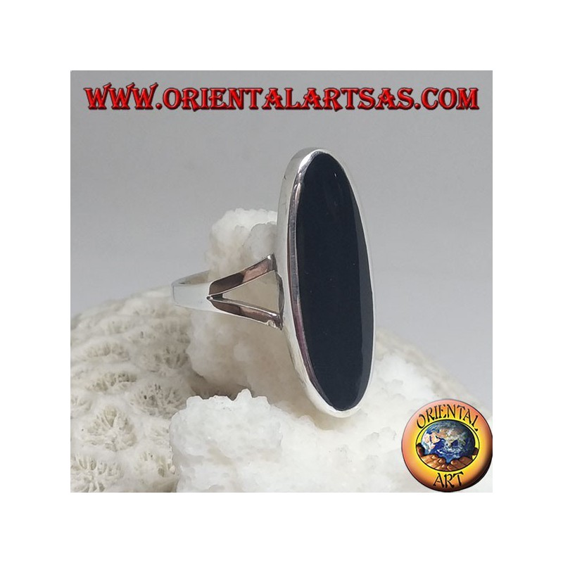 Bague en argent avec onyx ovale allongé sur un cadre lisse avec deux crochets latéraux