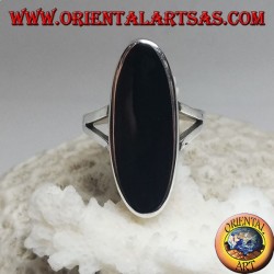 Bague en argent avec onyx ovale allongé sur un cadre lisse avec deux crochets latéraux