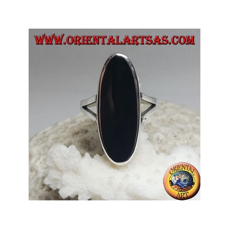 Silberring mit ovalem Onyx, verlängert auf einem glatten Rahmen mit zwei seitlichen Haken