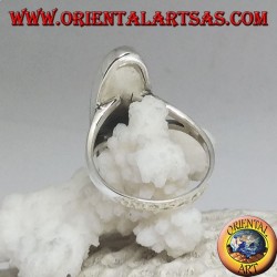 Bague en argent avec onyx ovale allongé sur un cadre lisse avec deux crochets latéraux