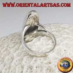 Bague en argent avec onyx ovale allongé sur un cadre lisse avec deux crochets latéraux