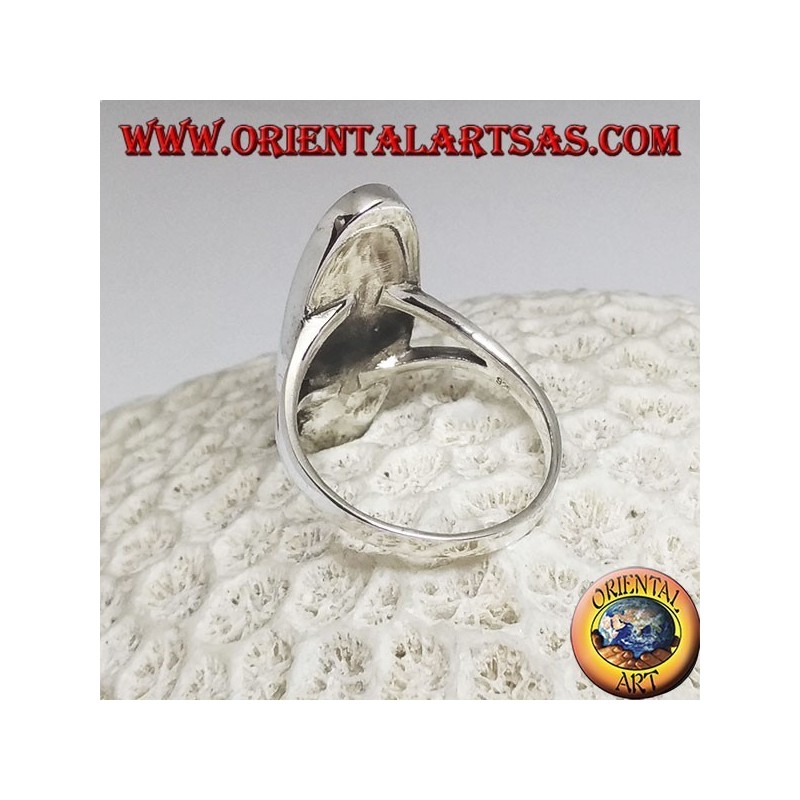 Anillo de plata con ónix ovalado alargado en un marco liso con dos ganchos laterales