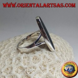 Anillo de plata con ónix ovalado alargado en un marco liso con dos ganchos laterales
