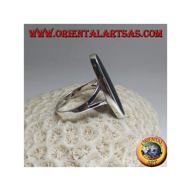 Silver ring with oval onyx elongated on a smooth frame with two lateral hooks