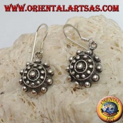 Pendientes de plata con bolas y líneas concéntricas.