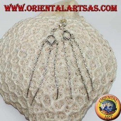 Silberne Ohrringe mit Knoten und drei hängenden Strickfäden