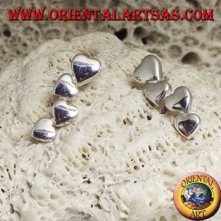 Pendientes de plata con una fila de 4 corazones de lóbulos lisos.
