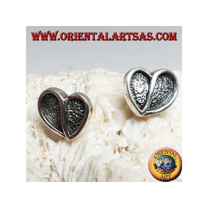 Boucles d'oreilles en argent en forme de coeur creusées en bas-relief d'un lobe