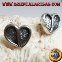 Pendientes de plata en forma de corazón ahuecados en bajorrelieve de un lóbulo