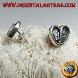 Boucles d'oreilles en argent en forme de coeur creusées en bas-relief d'un lobe