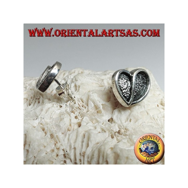 Boucles d'oreilles en argent en forme de coeur creusées en bas-relief d'un lobe