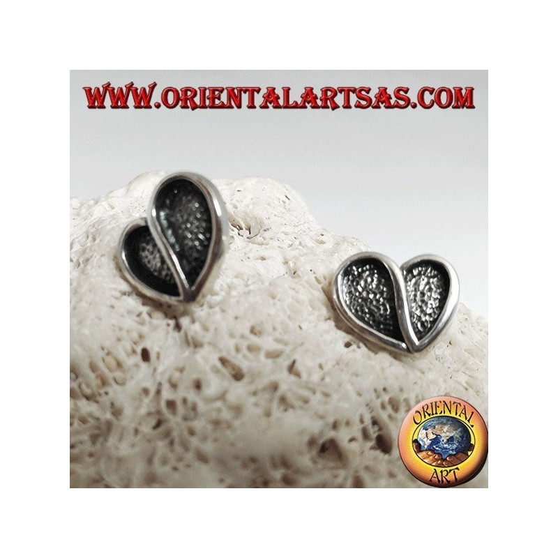 Boucles d'oreilles en argent en forme de coeur creusées en bas-relief d'un lobe