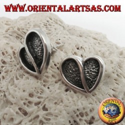 Boucles d'oreilles en argent en forme de coeur creusées en bas-relief d'un lobe