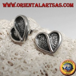 Pendientes de plata en forma de corazón ahuecados en bajorrelieve de un lóbulo
