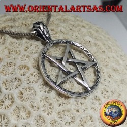 Pendentif en argent en forme de pentacle inversé dans le cercle avec des gravures mixtes