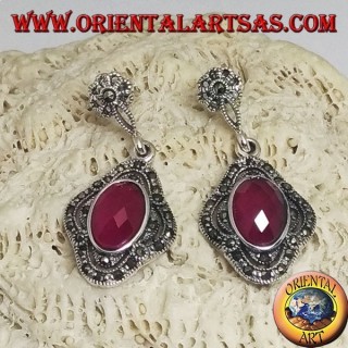Boucles d'oreilles en argent avec rubis synthétique à facettes ovales entourées de marcassite et ajourées
