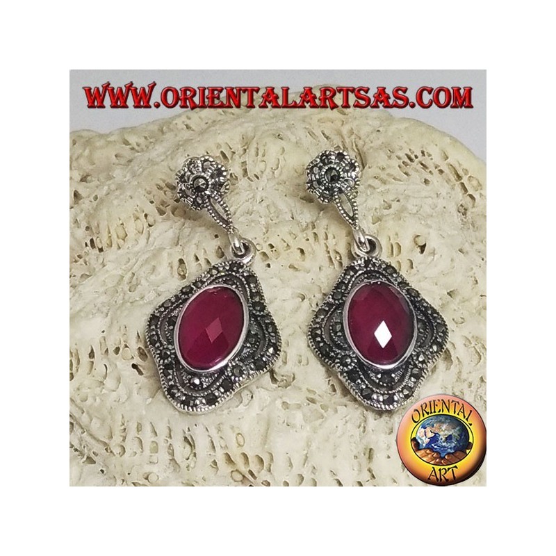 Boucles d'oreilles en argent avec rubis synthétique à facettes ovales entourées de marcassite et ajourées