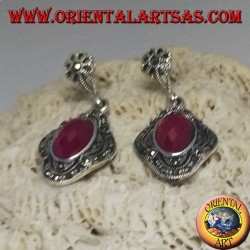 Boucles d'oreilles en argent avec rubis synthétique à facettes ovales entourées de marcassite et ajourées
