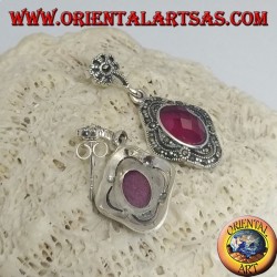 Pendientes de plata con rubí sintético facetado ovalado rodeado de marcasita y calado