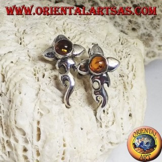 Pendientes de plata con cabujón redondo de ámbar y flor con bajo extendido.