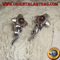 Pendientes de plata con cabujón redondo de ámbar y flor con bajo extendido.