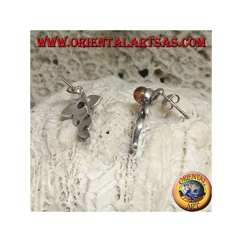 Pendientes de plata con cabujón redondo de ámbar y flor con bajo extendido.