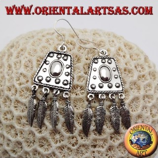 Pendientes de plata con trapecio decorados en relieve y plumas colgantes.