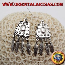 Silver earrings with trapeze decorated in relief and hanging feathers