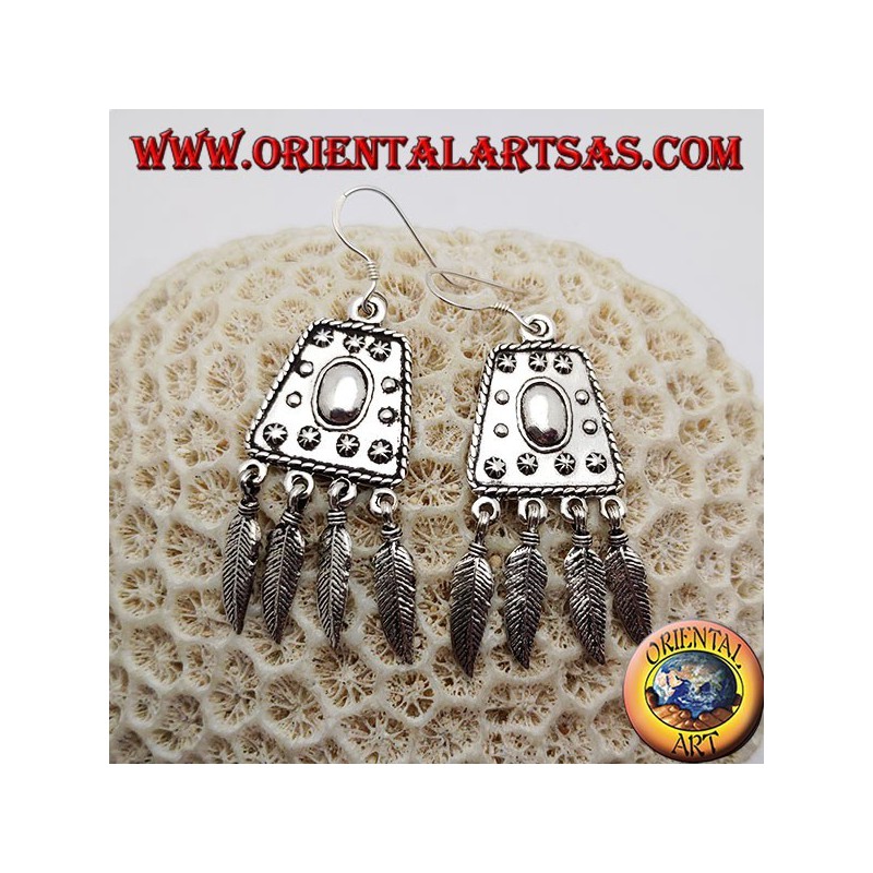 Boucles d'oreilles en argent avec trapèze décorées en relief et plumes suspendues