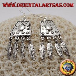 Pendientes de plata con trapecio decorados en relieve y plumas colgantes.