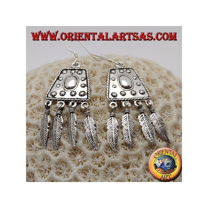 Orecchini in argento con trapezio decorato in rilievo e piume pendenti