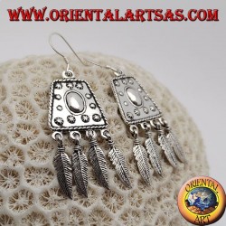 Boucles d'oreilles en argent avec trapèze décorées en relief et plumes suspendues
