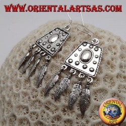 Pendientes de plata con trapecio decorados en relieve y plumas colgantes.