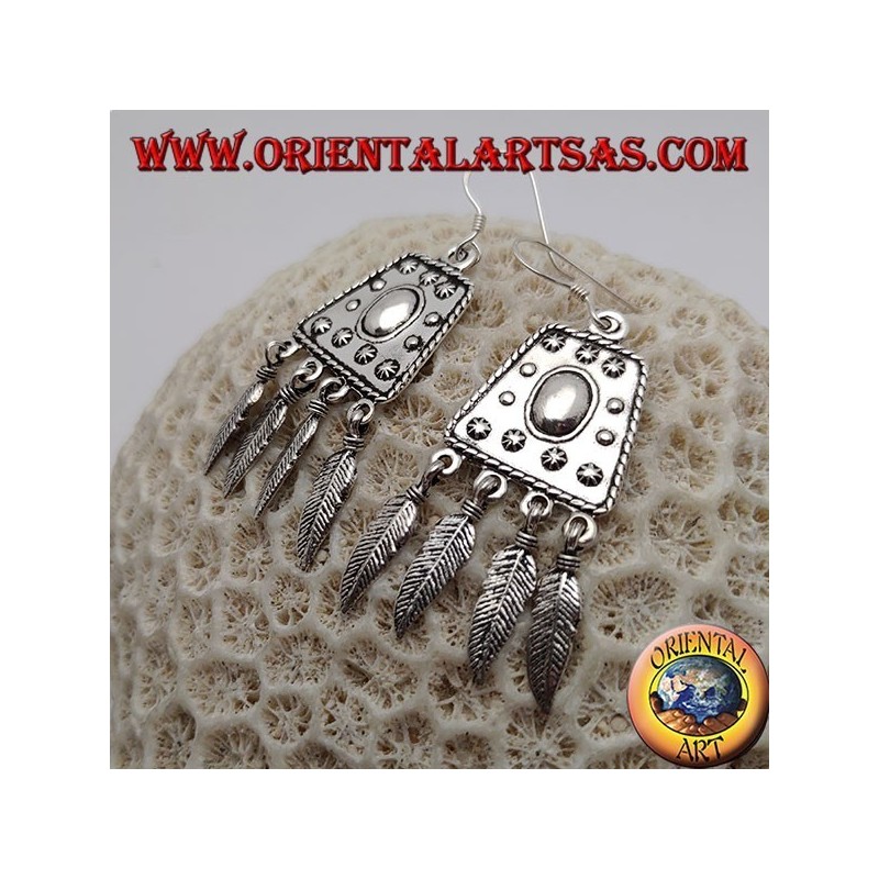 Pendientes de plata con trapecio decorados en relieve y plumas colgantes.