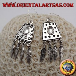 Pendientes de plata con trapecio decorados en relieve y plumas colgantes.
