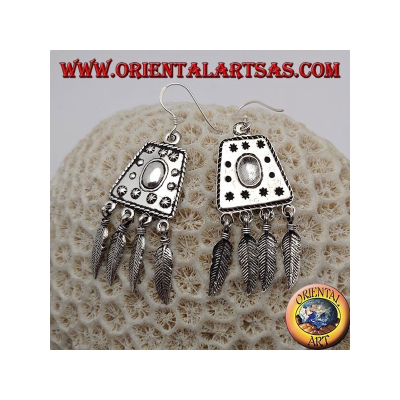 Pendientes de plata con trapecio decorados en relieve y plumas colgantes.
