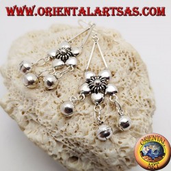 Pendientes de plata con flor de 5 pétalos y tres campanas colgantes.