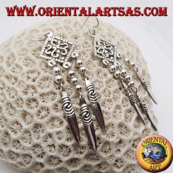 Boucles d'oreilles en argent en forme de S dans un losange ajouré avec 3 plaques suspendues avec spirales gravées