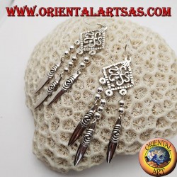 Pendientes de plata en forma de S en un rombo calado con 3 placas colgantes con espirales grabadas