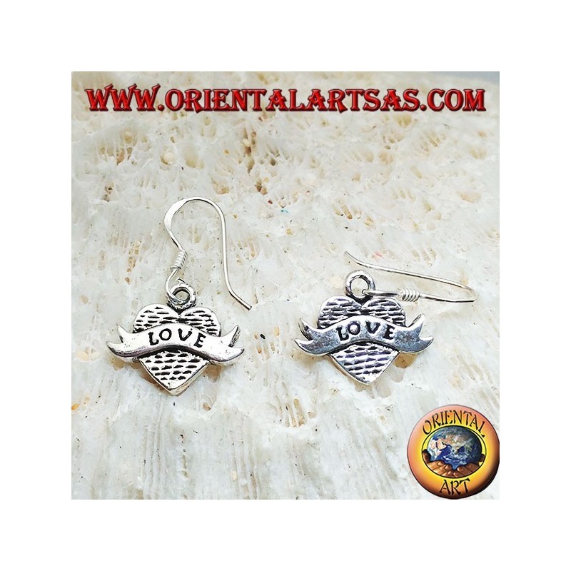 Pendientes de plata con colgante de corazón y banda con escritura de "amor"