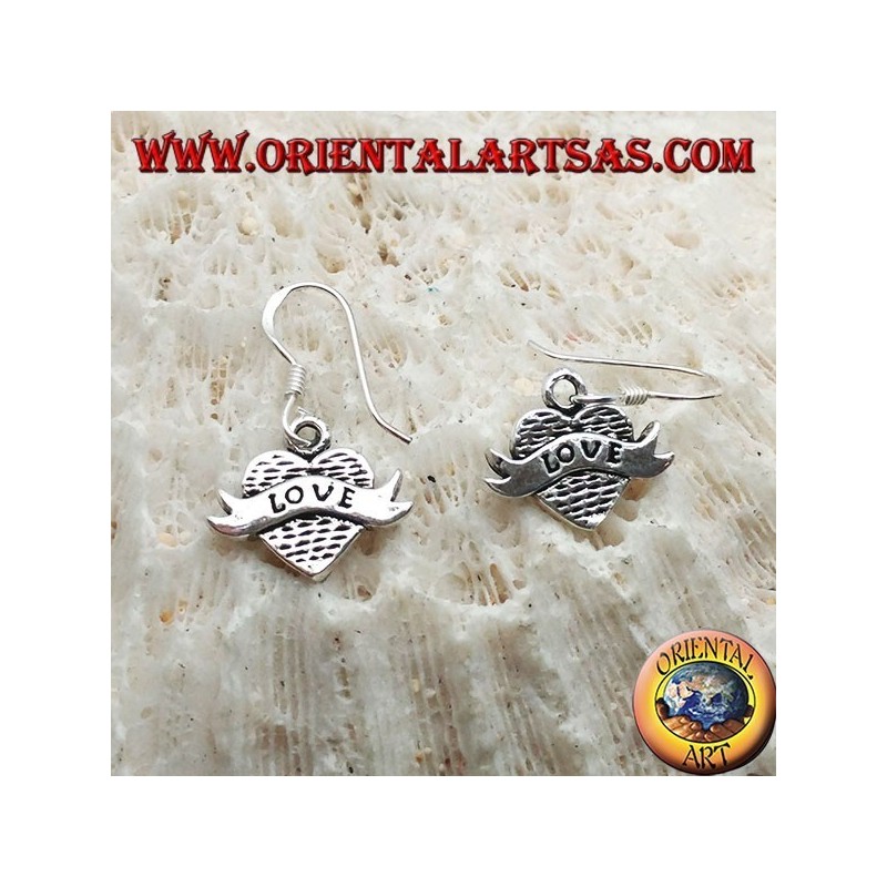 Pendientes de plata con colgante de corazón y banda con escritura de "amor"