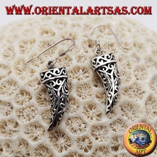 Pendientes de plata con forma de cuerno afortunado calado con decoraciones florales.