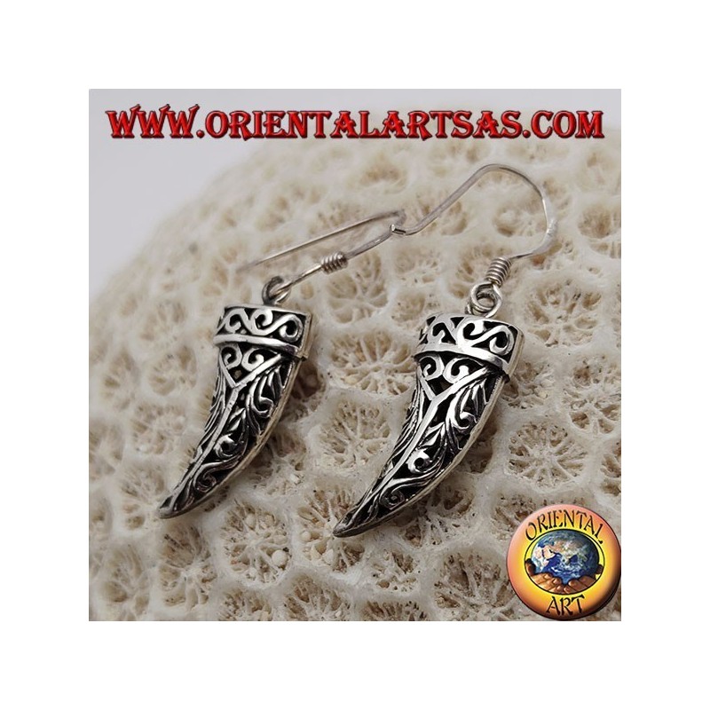 Pendientes de plata con forma de cuerno afortunado calado con decoraciones florales.
