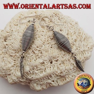 Pendientes de alambre de plata de doble cono con colgante de plumas.