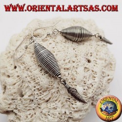 Pendientes de alambre de plata de doble cono con colgante de plumas.