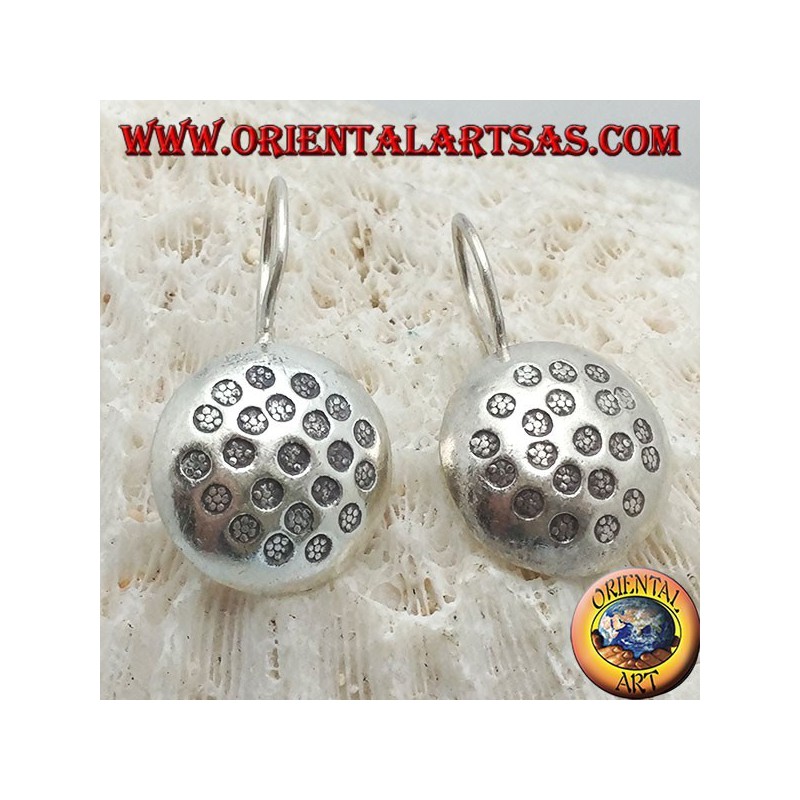 Pendientes de plata, círculo redondeado con discos martillados en bajorrelieve.