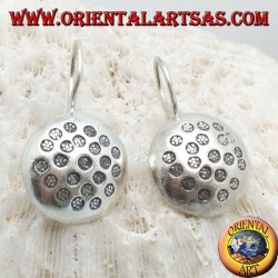 Pendientes de plata, círculo redondeado con discos martillados en bajorrelieve.