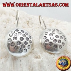 Pendientes de plata, círculo redondeado con discos martillados en bajorrelieve.